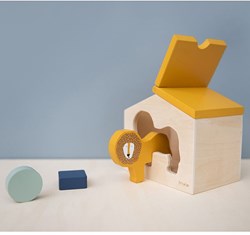 Trixie wooden shape sorter - Mr. Lion - FSC wooden toy yellow