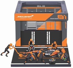 Bburago F1 Toy Car McLaren MCL38 2024 Diorama Piastri 1:43 Scale