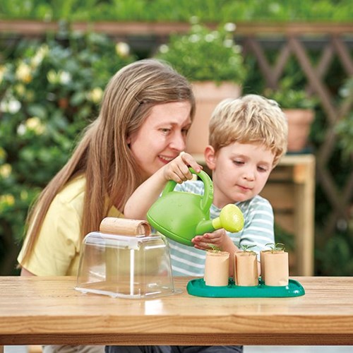 Hape greenhouse toy - Growing Gardners Greenhouse gardening set
