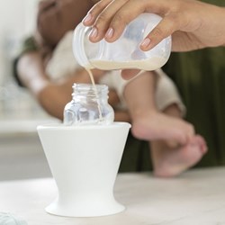 Ingenuity baby bottle holder Bokee Soft White - silicone, BPA-free, hygienic