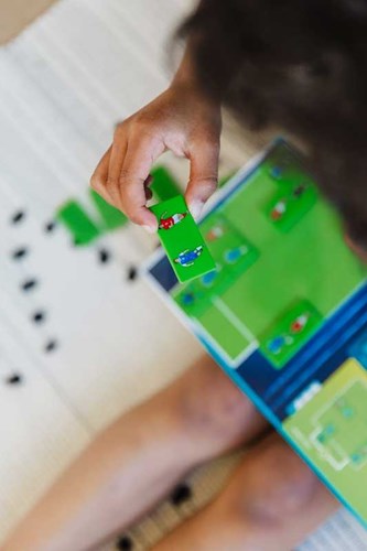 Smart Games magnetic travel game Gooal! with 48 football challenges-3